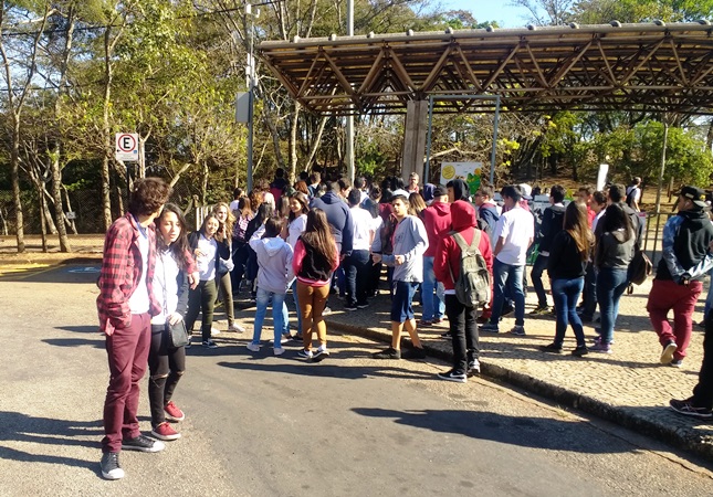 Estudantes da Escola Estadual Júlia Kubistcheck, de Passos, no Sul de Minas, assistem à aula no Parque das Mangabeiras. Foto: Arquivo/Escola